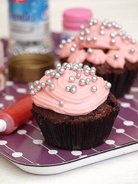 Muffiny czekoladowe z kremem na urodziny