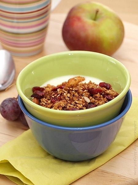 Granola migdałowo-miodowa z żurawiną