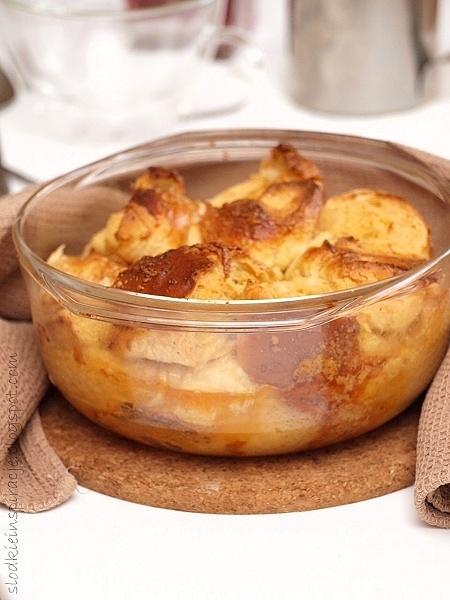 Karmelowy pudding z croissantami i sosem owocowym