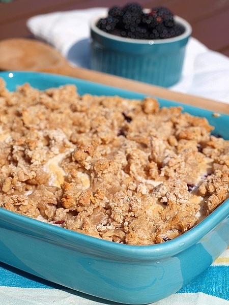 Cynamonowe crumble z bezą i jeżynami