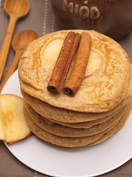 Cynamonowe pancakes z jabłkami