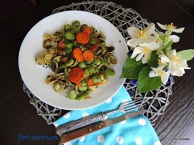 Orecchiette z pesto z natki marchewki i borem