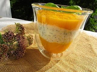 Mango z jogurtem, płatkami quinoa i chia