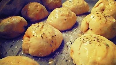Brioszki śniadaniowe z mozzarellą i suszonymi pomidorami
