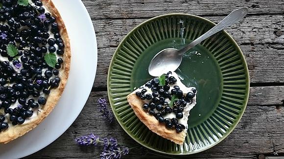Tarta z jagodami i lawendowym pudrem