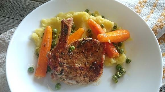 Kotlet cielęcy z puree ziemniaczanym i karmelizowaną marchewką z groszkiem