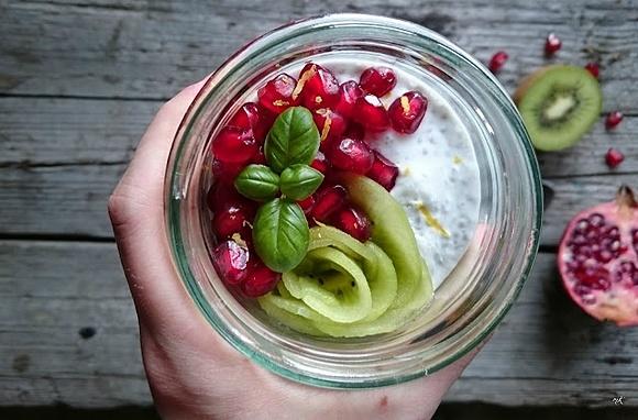 Kokosowy pudding chia z kiwi i granatem