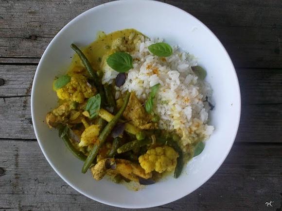 Curry z kurczaka z szparagami kalafiorem i groszkiem