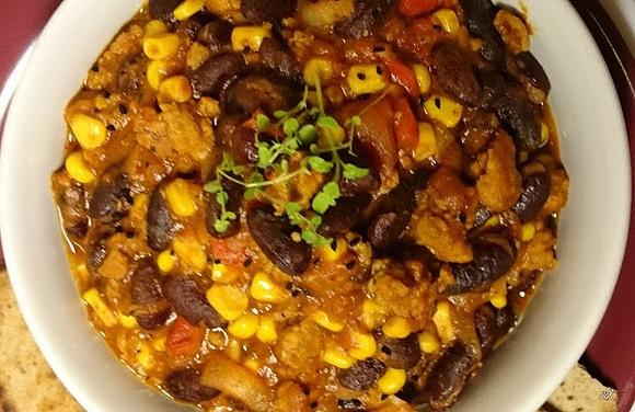 Chili con carne z mięsem mielonym i czerwoną fasolą
