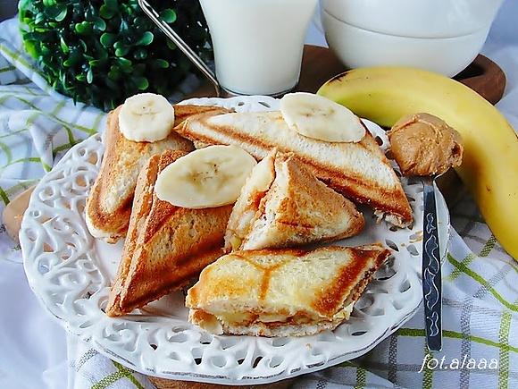 Tosty z masłem orzechowym i bananami