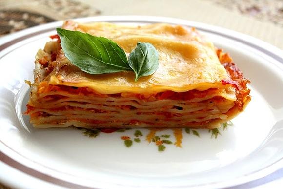 Wegetariańska lasagne z młodą cukinią