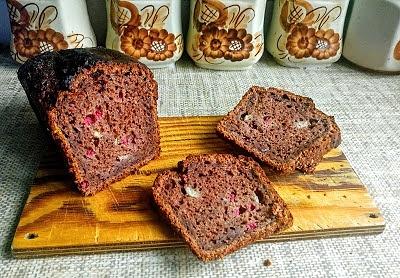 Czekoladowy chlebek bananowy z czerwoną porzeczką