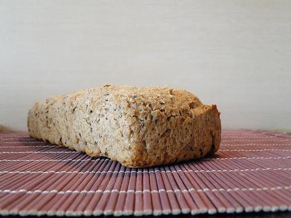 Mały chlebek drożdżowy z trzech rodzajów mąki i czarnuszką