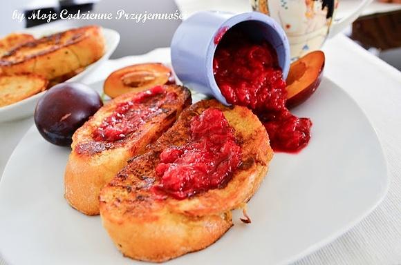 Śliwkowo-kardamonowy dżem i tosty francuskie