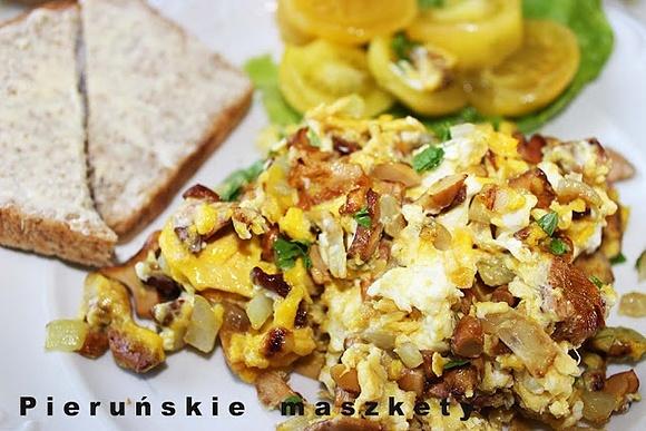 Jajecznica z kurkami - śniadanie z leśnymi grzybami