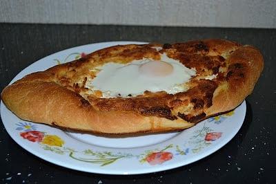Chaczapuri z serem i jajkiem