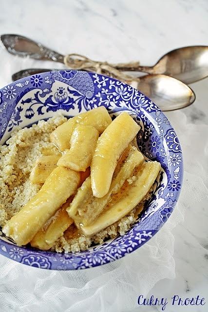 Pyszna jaglanka z karmelizowanymi bananami