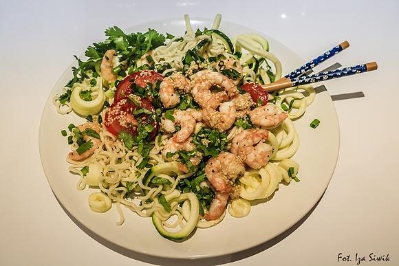 Noodle z krewetkami w sosie sezamowym