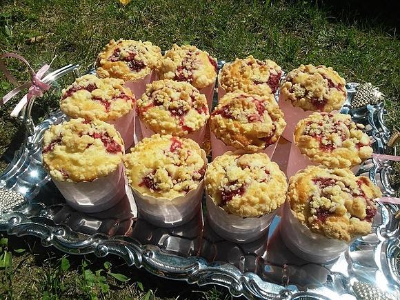 Słodkie środy - muffiny z malinami i kruszonką