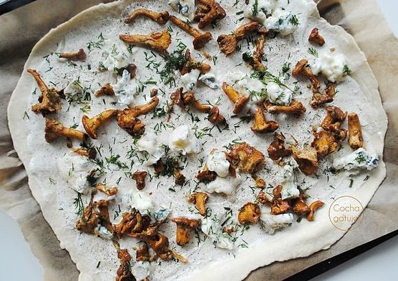 Pizza z kurkami i serem Gorgonzola