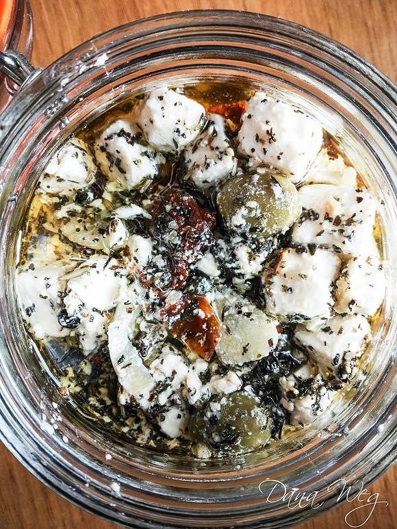 Feta marynowana w ziołach i oliwie z oliwkami i suszonymi pomidorami