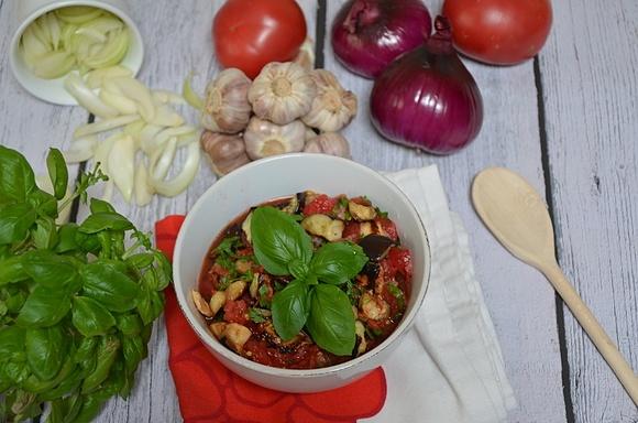 Bakłażany w sosie pomidorowo-czosnkowym