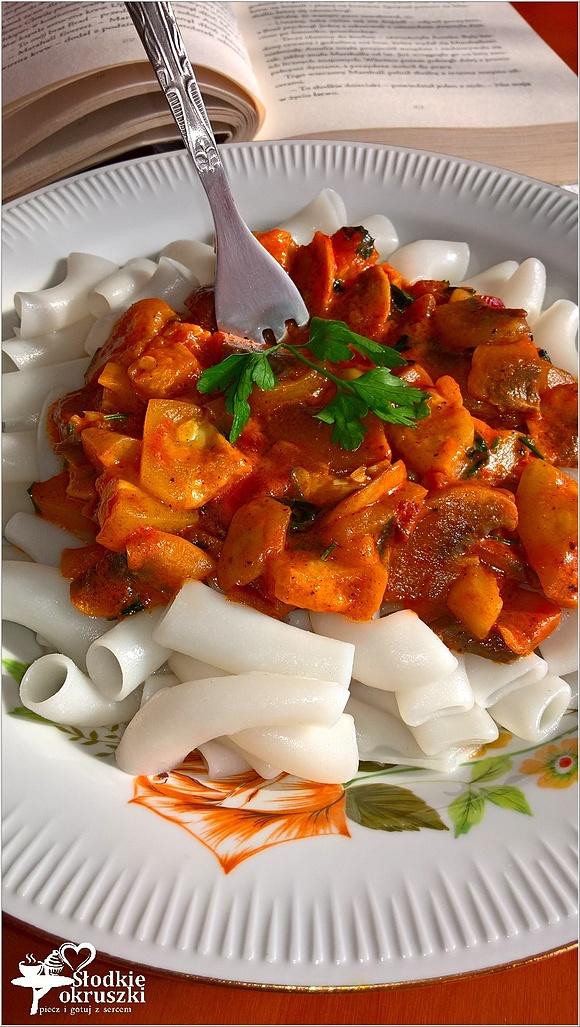 Makaron ryżowy z sosem kabaczkowo-pieczarkowym lekkie i szybkie danie