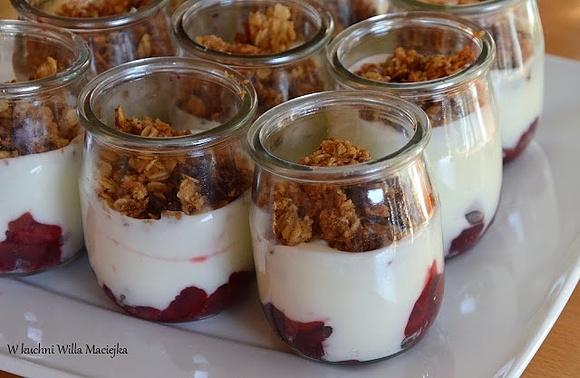 Jogurt z frużeliną wiśniową i kruszonką