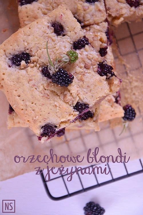 Orzechowe blondie z jeżynami
