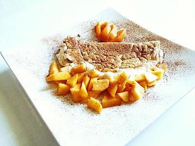 Puszysty omlet z serkiem waniliowym i brzoskwiniami