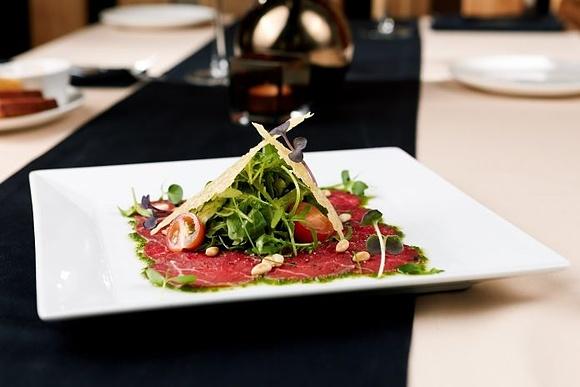 Carpaccio wołowe z rukolą