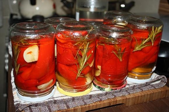 Pieczona i marynowana papryka z rozmarynem