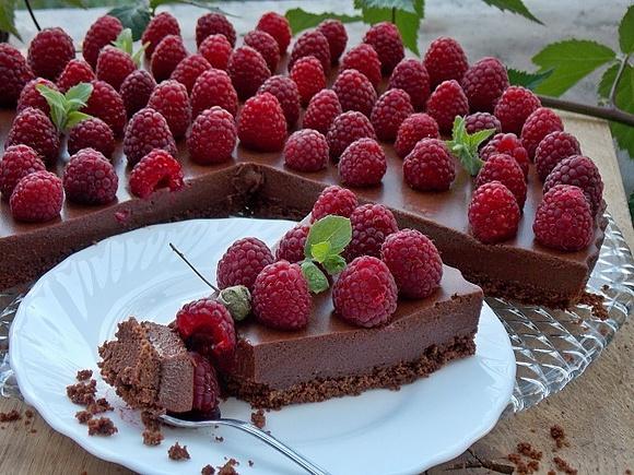 Tarta czekoladowa z malinami na spodzie z herbatników