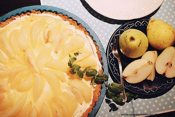 Tarta na gryczanym spodzie z karmelizowaną gruszką
