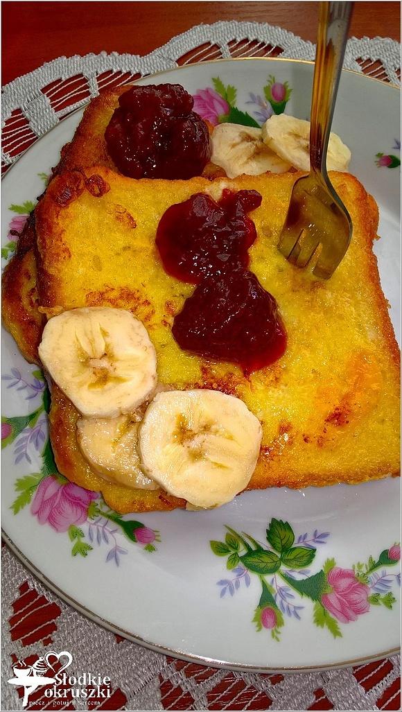 Szybkie słodkie francuskie tosty z dżemem i bananem