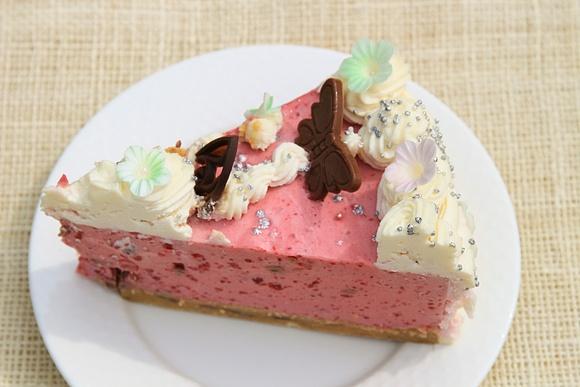 Tort malinowo-jogurtowy bez pieczenia lekkie i kremowe ciasto