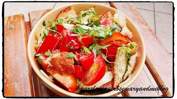 Panzanella - toskańska sałatka z grzankami