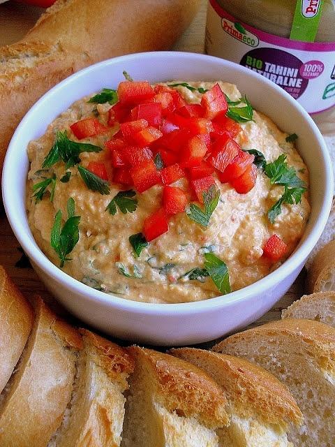 Jogurtowy hummus z pieczoną papryką
