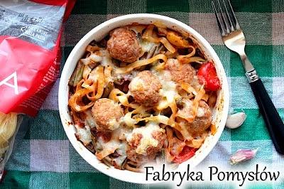 Tagliatelle zapiekane z sosem pomidorowym warzywami i pulpetami