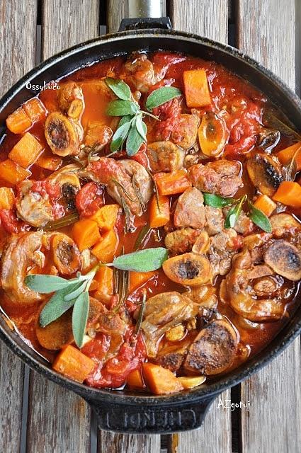 Ossobuco z cielęcej giczy z pomidorami i marchewką