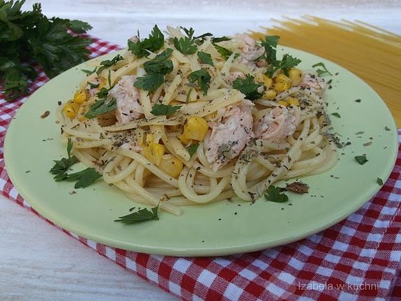 Spaghetti z łososiem, kukurydzą i serem żółtym