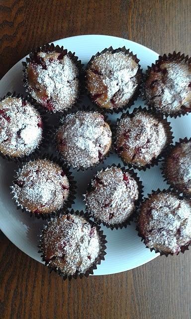 Muffinki z czerwoną porzeczką i białą czekoladą