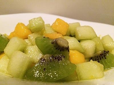 Sałatka owocowa z melona, mango i kiwi z limonką i miodem