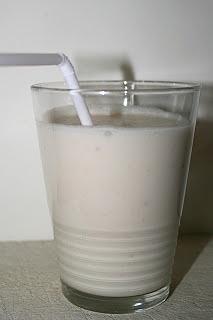 Banana lassi - przepis na orzeźwiający koktajl z bananów i jogurtu