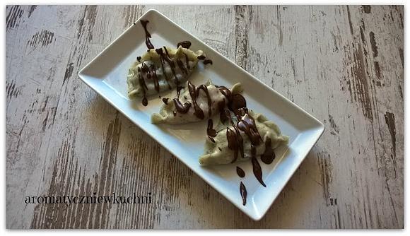 Pierogi z jagodami w cieście miętowym z sosem czekoladowo-kokosowym