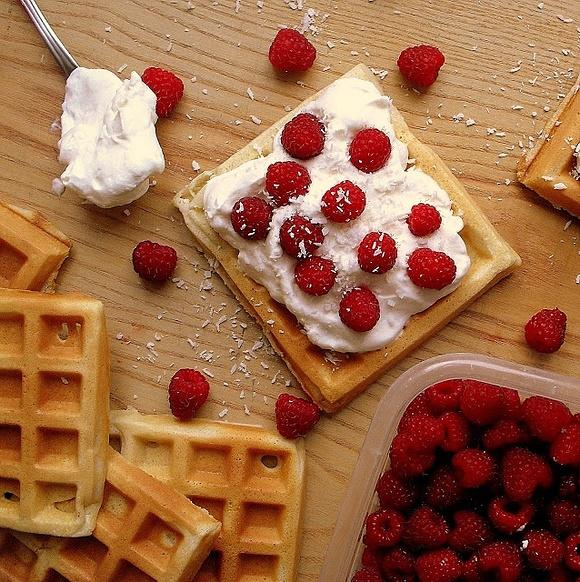 Gofry - przepis na chrupiące waffles z malinami i bitą śmietaną