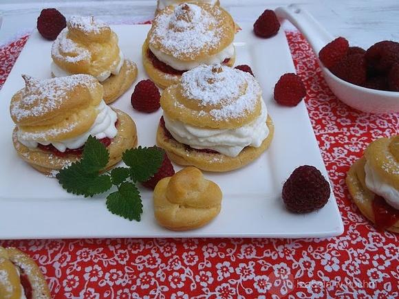 Ptysie z frużeliną malinową i bitą śmietaną