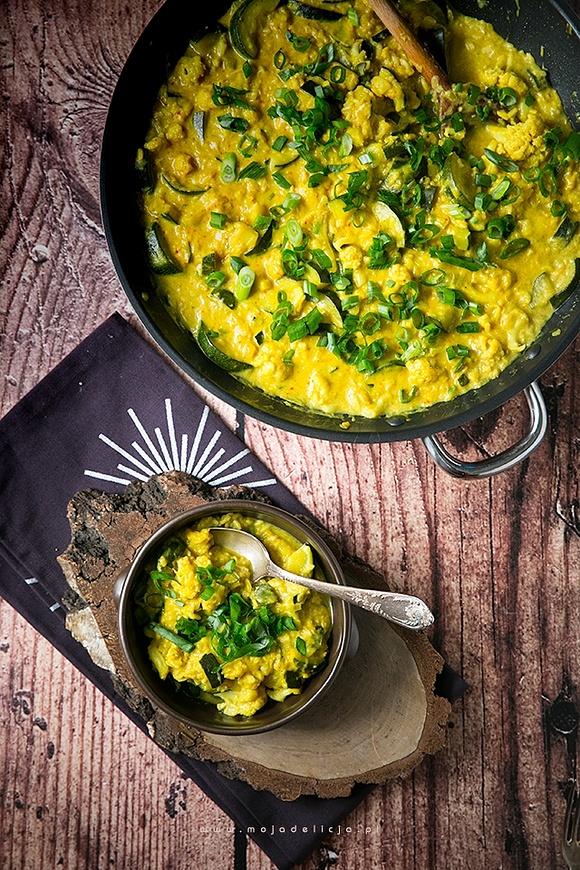 Curry z kalafiora i cukinii z mlekiem kokosowym i ryżem jaśminowym