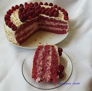 Różowy tort z malinami