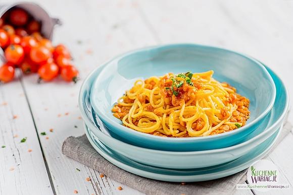 Spaghetti z soczewicą i sosem pomidorowo-marchewkowym